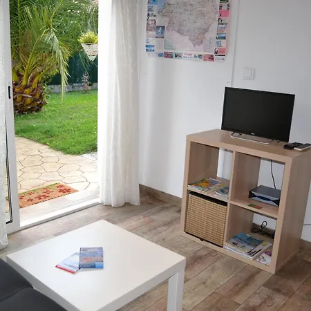 Les Hirondelles 2km De La Plage-jardin-wifi-parking-draps Et Serviettes Vakantiehuis *